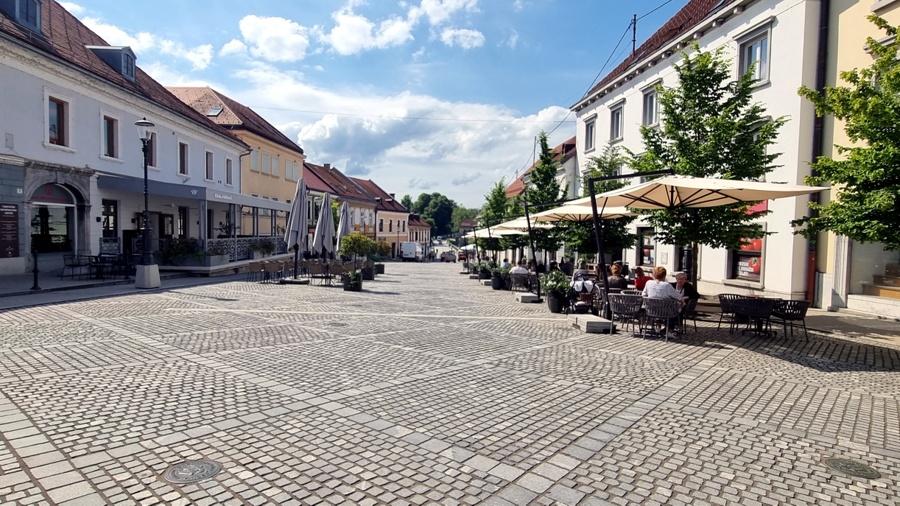 Živa Deu: Razvoj in preoblikovanje starih mestnih trgov