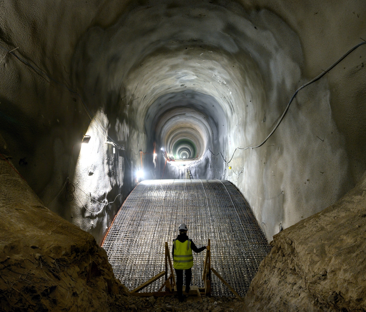 Elea iC: Drugi tir železniške proge Divača–Koper Premoščanje kraških jam v predoru Beka